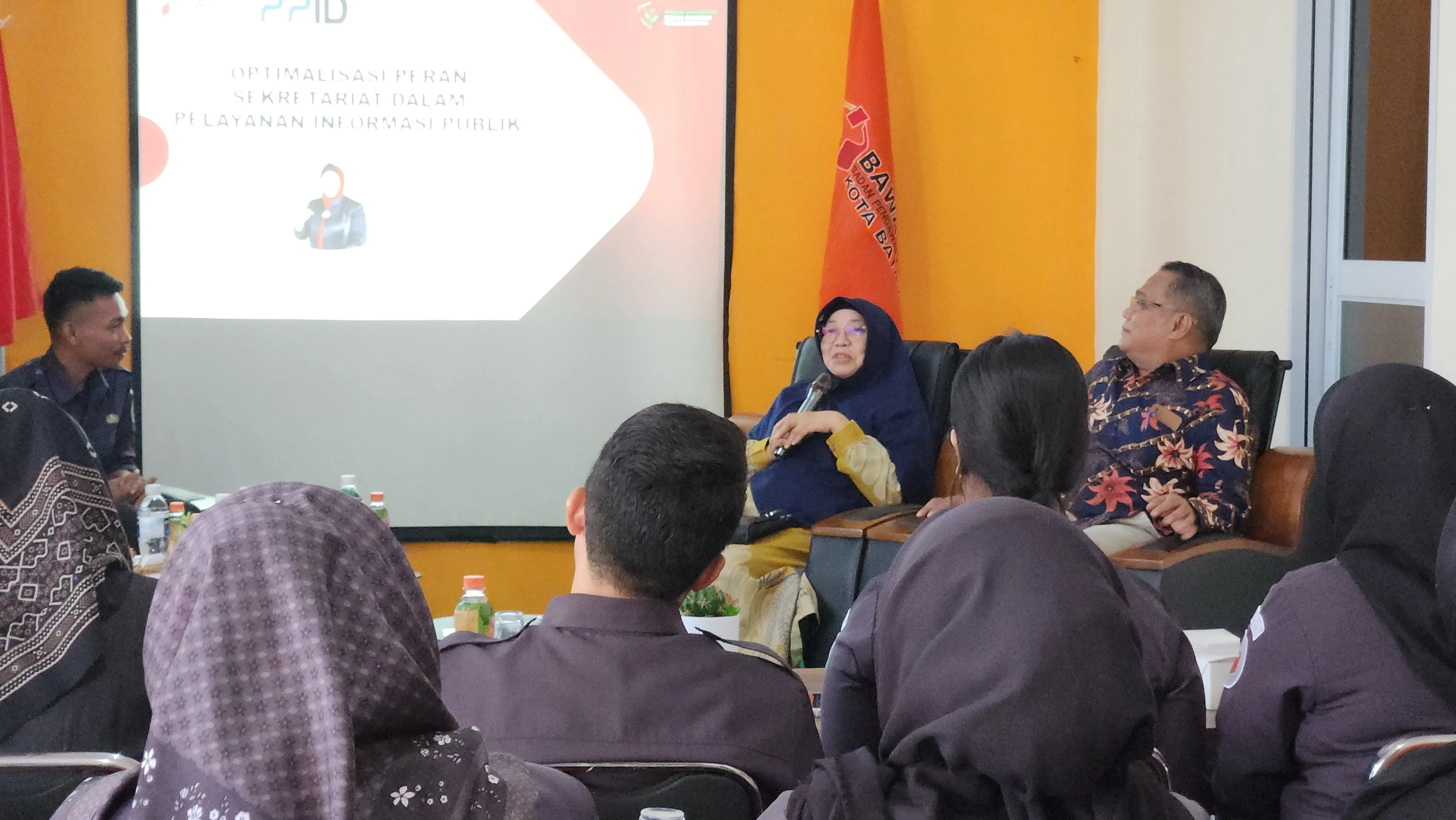 Anggota Bawaslu Kepri Sampaikan Materi Peningkatan Pelayanan Informasi Publik di Bawaslu Kota Batam